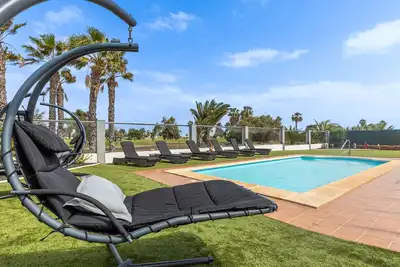 Image de Premium luxury front line villa, 15 minute taxi ride from airport, private pool