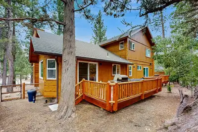 Image de Fantastic cabin with fireplace, game room, mountain view, & hot tub