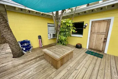 Image de Tiny Cottage - 1 Bed\/1 Bath w\/ Beach Across Street