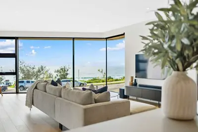 Image de Beautifully appointed beachfront apartment