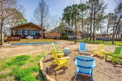 Image de Cedar Creek Lakefront Vacation Rental w/ Pool
