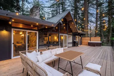 Image de Luxe Riverfront A-Frame | Hot Tub | Fishing
