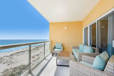 Image de 🏖️BeachFront Views-Balcony-2Pools-Sauna-2br Emerald Isle 703