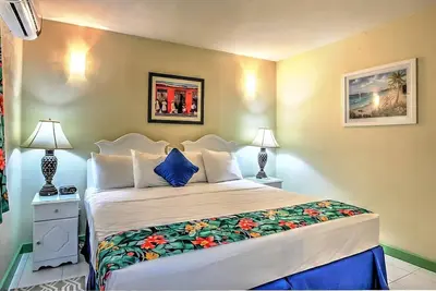Image de Easy Beach Access from Your Cozy and Well-Maintained Room | 2 Units w\/ Balcony