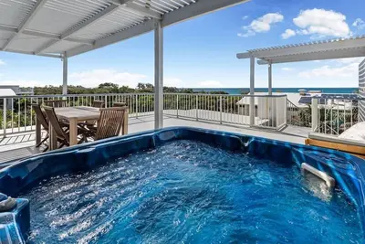 Image de Coastal Escape ~ views, rooftop terrace & jaccuzi