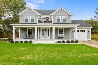 Image de Across the street from Old Silver Beach;  New house with hot tub. Sleeps 12.