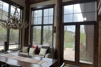 Image de Modern Chalet on the River. Hot Tub, Fireplace, Newly furnished Fishing, Hiking