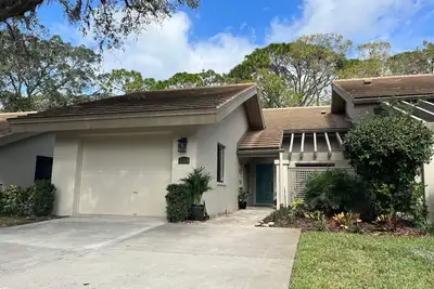 Image de Fully Updated/Furnished 2 Bed & 2 Full Bath Villa in the \"The Meadows\"