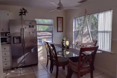 Image de Centrally located to beaches, bay, city, trails and Gulfport!