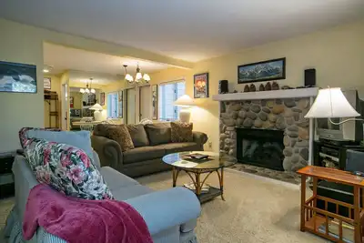 Image de Condo at the popular McCloud complex (Mc255)