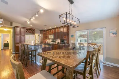 Image de Newly remodel and spacious home (830so)