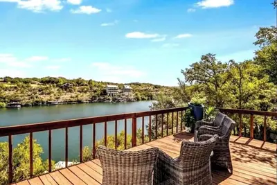 Image de A rare find - bright gorgeous 3 bedroom home nestled on Lake Marble Falls!