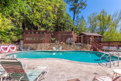 Image de Rocktop Lodge ~ Riverfront Lodge with private pool, hot tub & great views