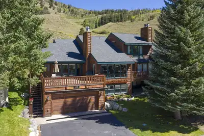 5 Bedroom Duplex with Clubhouse, Pool and Hot Tub, Mountain Views