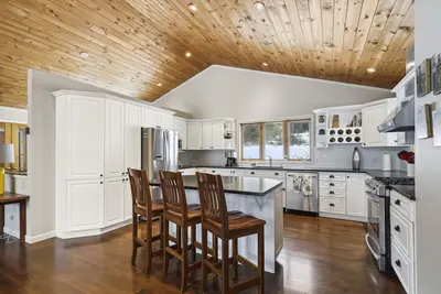 Image de Pine Lodge: 4 br, fireplace, a/c, pool table, pond and deck!