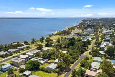 Image de Located one street back from Lake Victoria 100m from the playground and shops