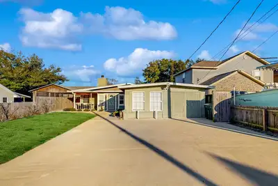Image de Splendid home near the canal with firepit, patio, grill, enclosed yard, W/D, Ac