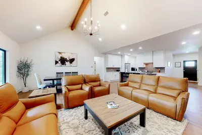 Image de Dog-friendly, luxurious home with screened sunroom, fireplace, & W/D