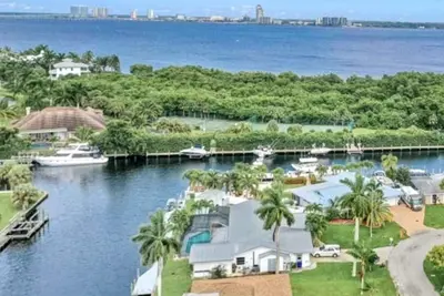 Image de Sunny Canal-Front Home w/ Lanai & Grill!