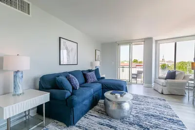 Image de Waterfront Condo with Rooftop Pool, Spa Creek Views & Prime Eastport Location with Parking