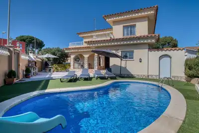 Image de Vela: Maison avec piscine à l'Escala, à deux pas de la plage de Riells