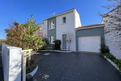 Image de Maison familiale avec piscine chauffée, proche commerces et plage