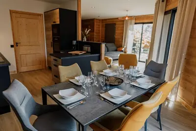 Image de Lodge Pmr avec jacuzzi privatif, accès spa et activités au bord du golf!