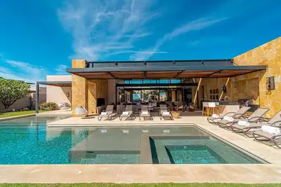 Beachfront 6br Luxury Villa in Rc West Enclave!