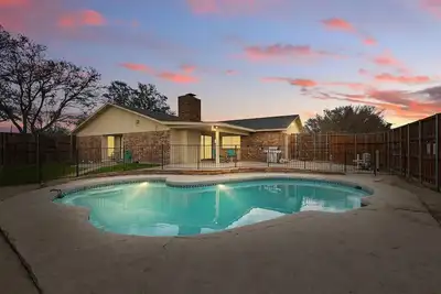 Image de Luxury Retreat in Carrollton – Pool, Patio & More