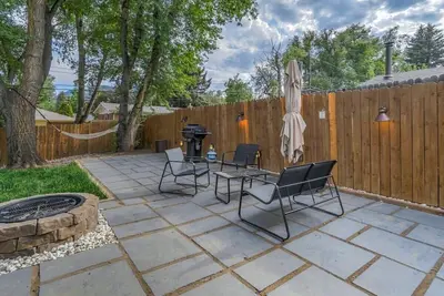 Image de Family Oasis, Offices, Pet Friendly, Fenced Yard