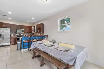 Image de Spacious and Updated 3/2 Bed and Bath!