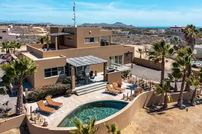 Image de Panoramic ocean & mountain views w private pool, 10 minute walk to surf beaches!