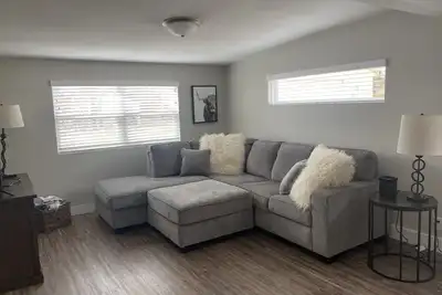 Image de New! Charming Cottage on Elmhurst Drive Ne. Close to Mt. Mercy and Coe College.