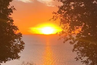 Image de Cottage on the Lake