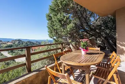 Image de Maison de vacances \"Villa Panoramica\" avec vue sur mer, piscine partagée et terrasses privées.