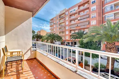 Image de Maison de vacances 'Paseo El Saladar' avec terrasse privée et balcon.