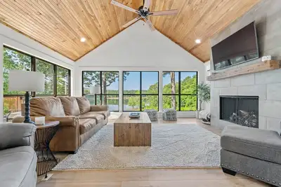 Image de Stunning 4-bedroom Lakehouse on the water! !
