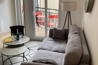 Image de Joli T2 calme Ă Courbevoie avec parking