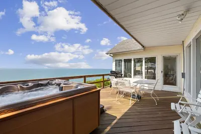 Image de Juniper Presents: Lakefront Getaway and Outdoor Living Redefined