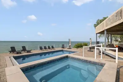 Image de Juniper Presents: Lakefront Dream Home-HotTub, 2 Fab Decks+Firepit
