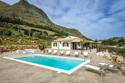 Image de Villa à Castellammare Del Golfo avec 4 chambres à coucher, 8 couchages
