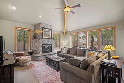 Sunriver Getaway with Hot Tub, Bbq, Ping Pong & Deck