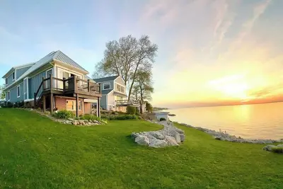 The Sunset Cottage - Lakefront with Private Beach