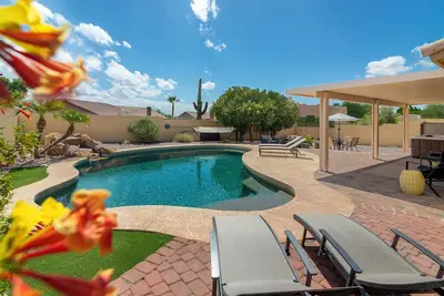 Image de Gold Canyon Peaceful Retreat - Private Pool & Hot Tub. Modern, cozy, tranquil!