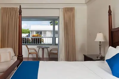 High Tides and Good Vibes! Accessible King Unit w/ Garden View! Onsite Pool