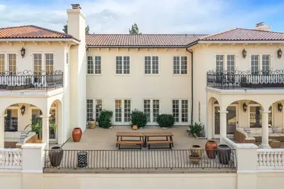 Image de 10, 000+sq ft Chateau on 11 acres w/ 6 bedrooms, theater, game room + privacy