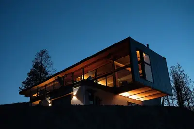 Image de The Holiday House - Spectacular Views - Lakefront - Hot Tub