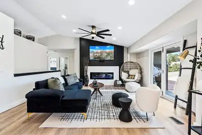 Image de Sage House Modern Retreat Hot Tub, Theater, GmRm!