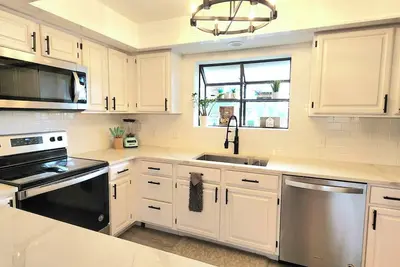 Image de Live your best lake life at Connor's Crib!