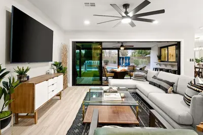 Image de 4233 E. Cholla Street · Come Wine & Dine at The Pine on Cholla in Paradise